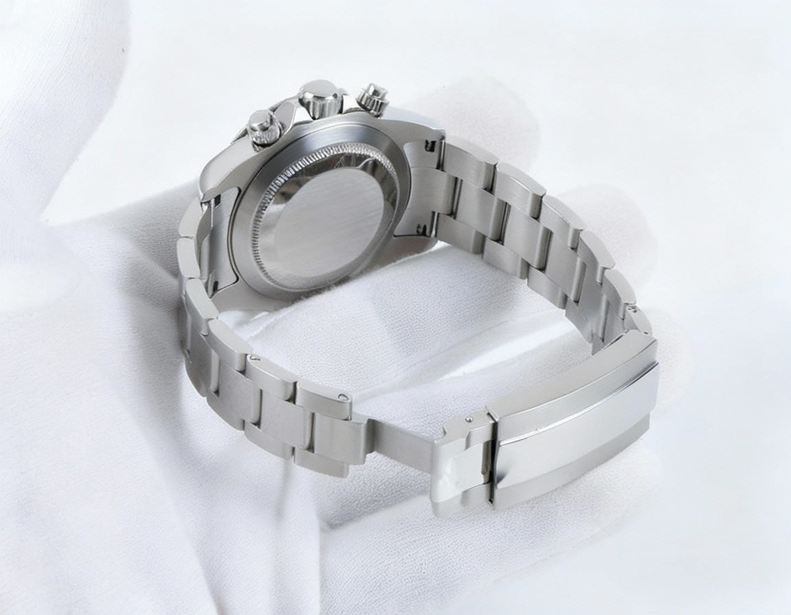 Seiko Mod Daytona Panda. Inspirado en el icónico diseño de Daytona y equipado con el confiable movimiento híbrido Seiko VK63, este reloj está ensamblado a mano para brindar precisión y estilo.