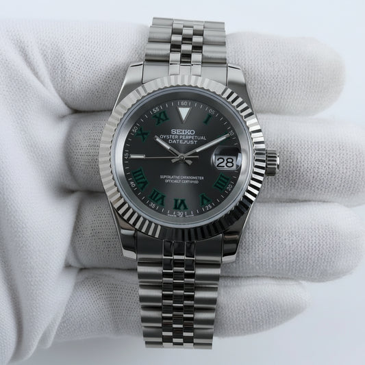 Seiko Mod Datejust Wimbledon con esfera gris y detalles verdes, caja de acero 316L y brazalete tipo Jubilee.